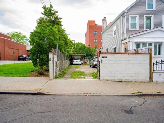 Land for sale in East Elmhurst Land for sale in East Elmhurst