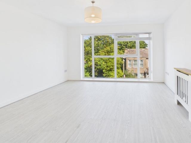 Apartment for rent in London Borough of Merton, Collier's Wood