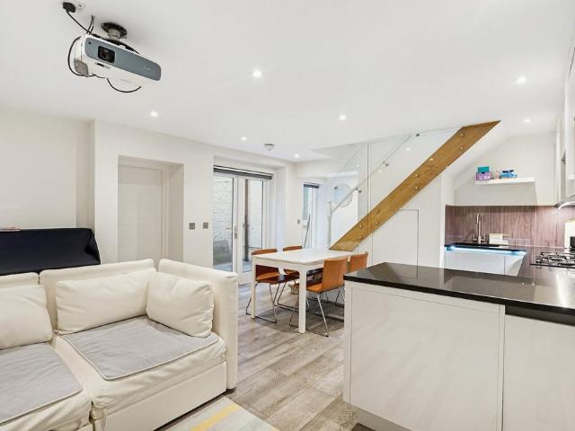 Apartment for rent in Victoria, Greater London