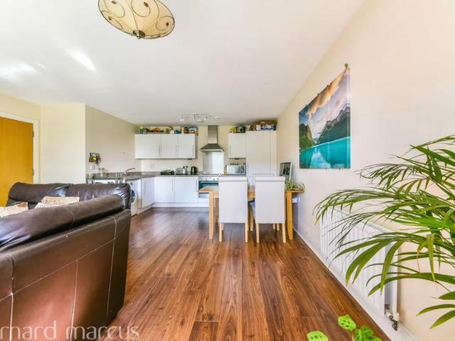 Apartment for rent in Summerstown, Greater London
