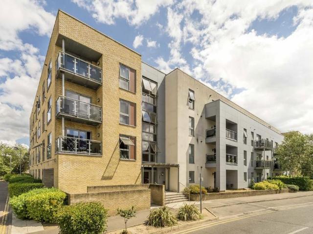 Apartment for rent in Summerstown, Greater London