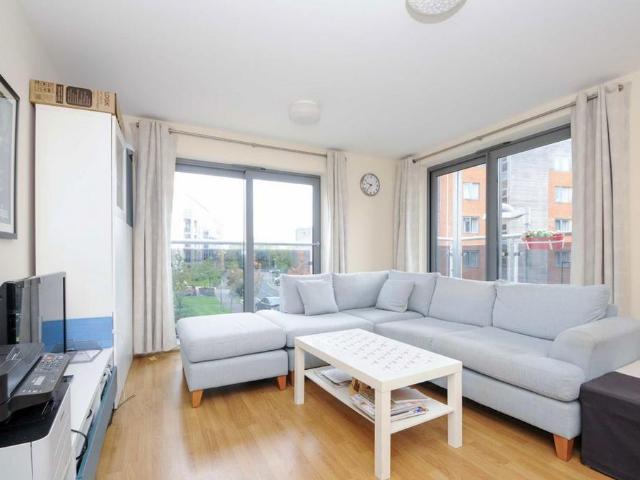 Apartment for rent in Summerstown, Greater London