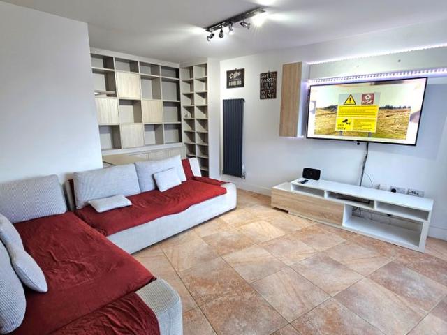 Apartment for rent in Summerstown, Greater London