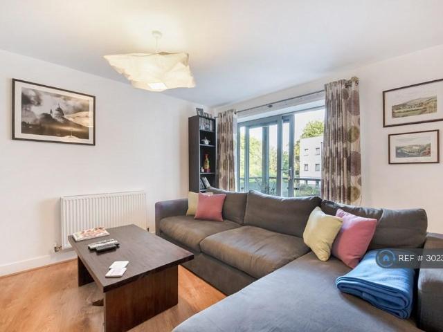 Apartment for rent in Summerstown, Greater London