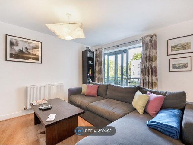 Apartment for rent in Summerstown, Greater London