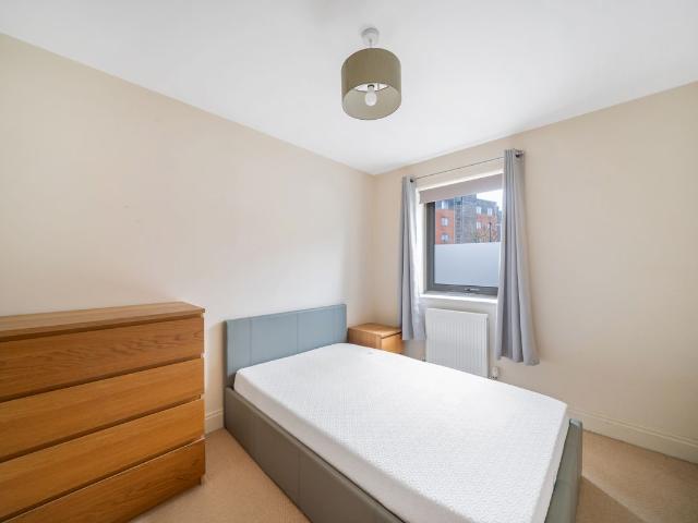 Room for rent in Westborough, Surrey