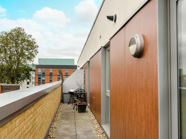 Apartment for rent in Summerstown, Greater London
