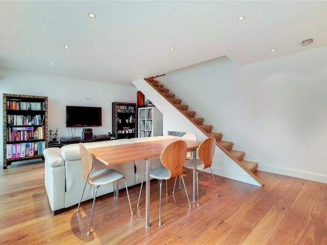 Apartment for rent in St Giles, Greater London