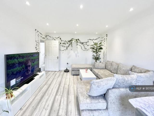 Apartment for rent in Ivy Chimneys, Epping Forest