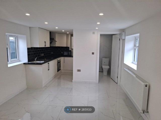 Studio for rent in Westcourt, Hamerton