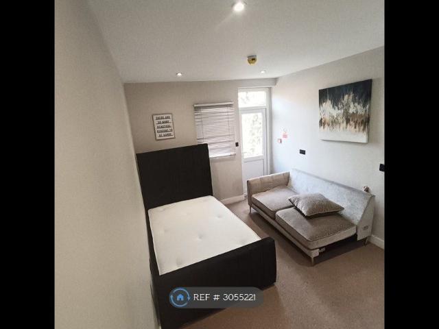 Studio for rent in London Borough of Croydon, Greater London
