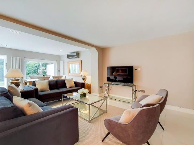 Townhouse for rent in Belsize Park, Greater London