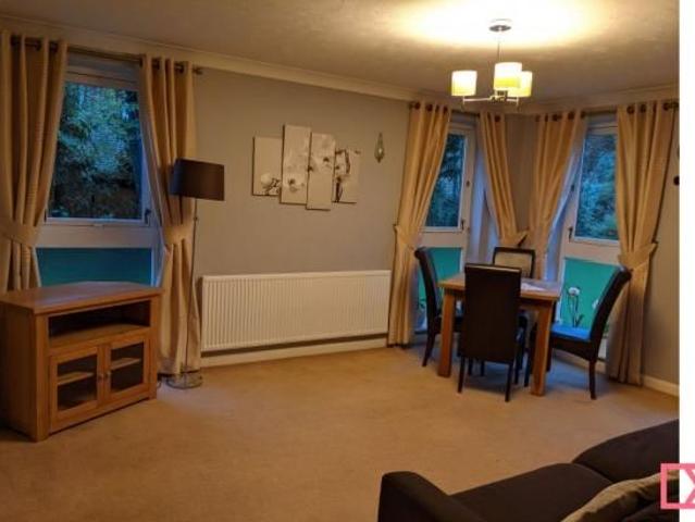Apartment for rent in Row Town, Surrey