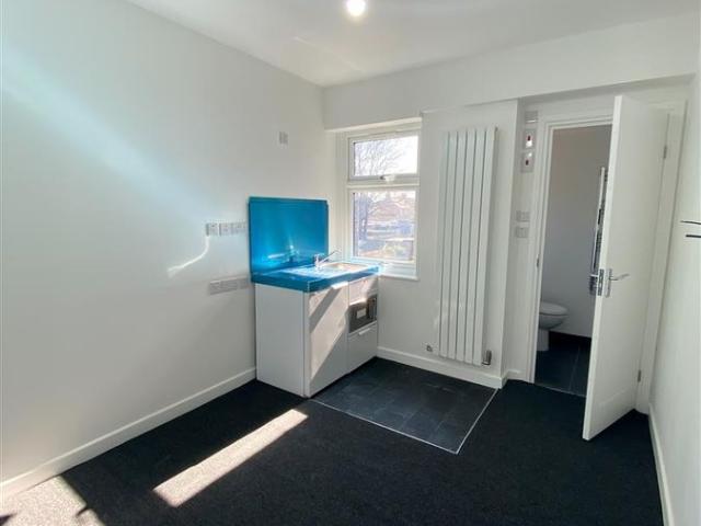 Room for rent in Newbury Park, Greater London