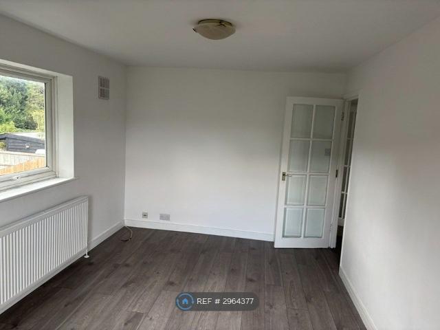Apartment for rent in Ashlyns Estate, Pouchen End