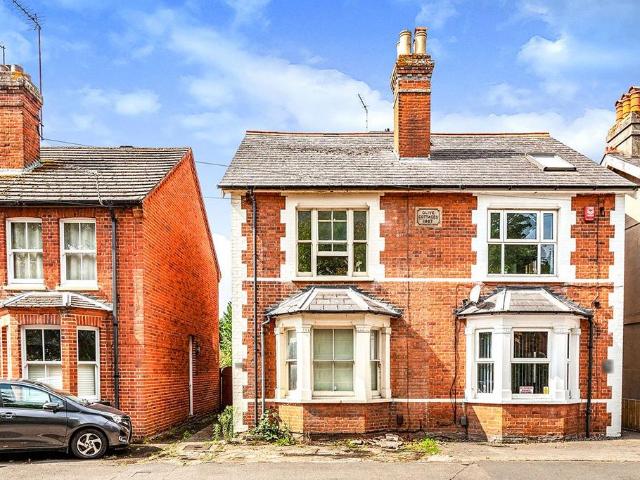 House for rent in Row Town, Surrey