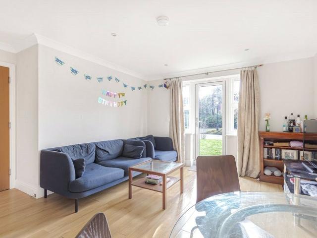 Apartment for rent in Row Town, Surrey