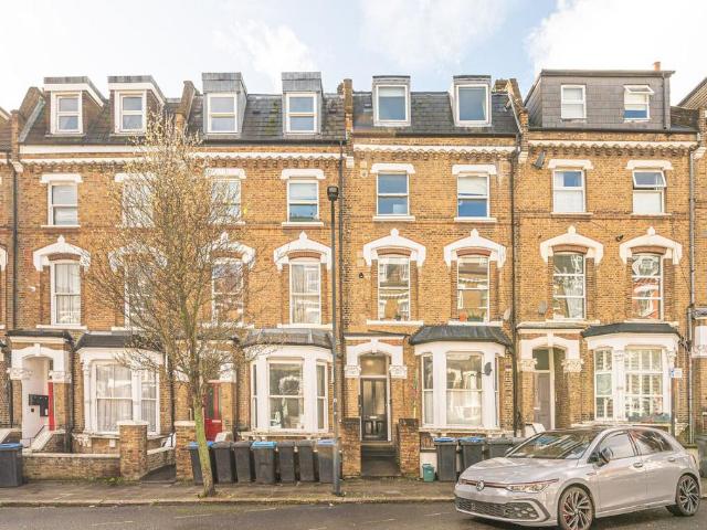 Apartment for rent in Queen's Park, Greater London