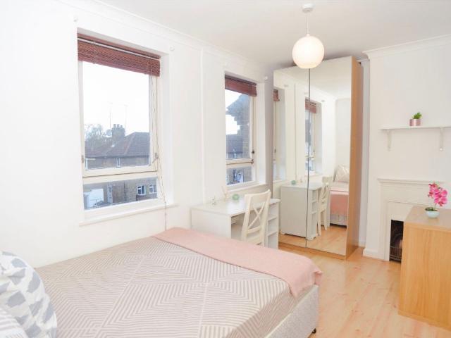 Room for rent in North Kensington, Greater London