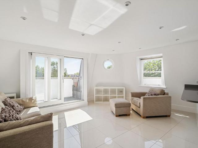 House for rent in North Kensington, Greater London