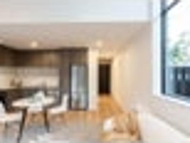 Townhouse for rent in Chaslands, Canterbury