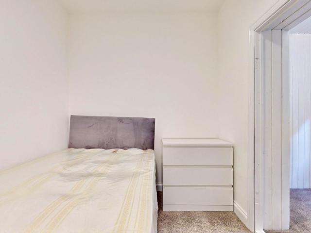 Room for rent in London Borough of Ealing, Greater London