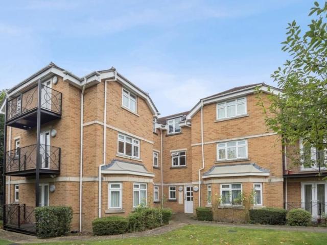Apartment for rent in Northwood, Greater London