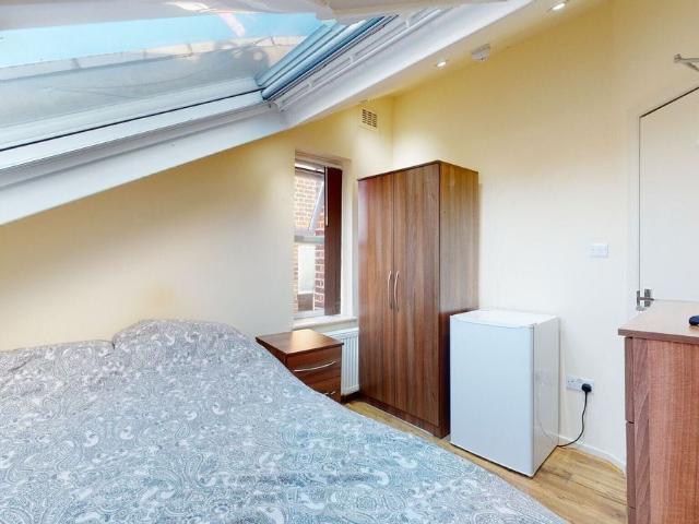 Room for rent in Mapesbury, Greater London