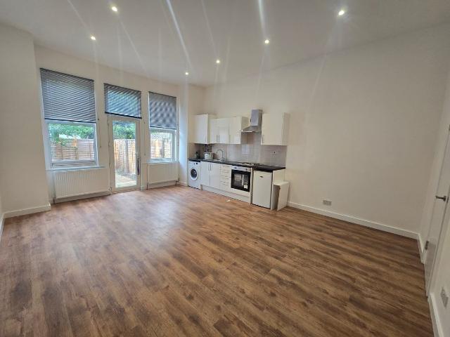 Studio for rent in Mapesbury, Greater London