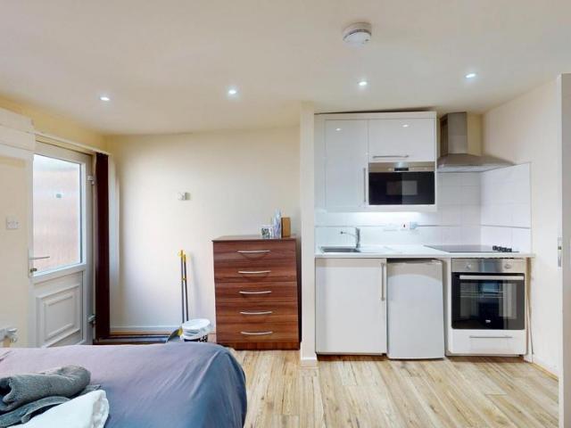 Apartment for rent in Mapesbury, Greater London