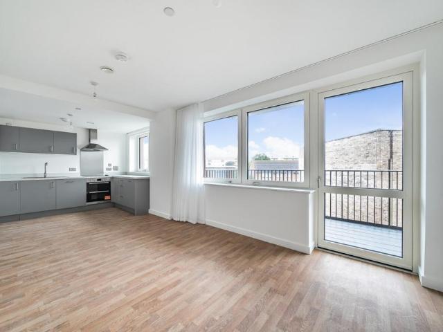 Apartment for rent in Roding Riverside, Greater London