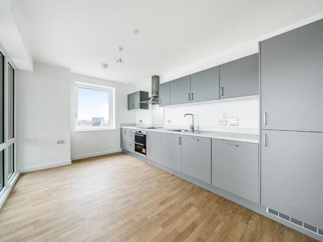 Apartment for rent in Roding Riverside, Greater London