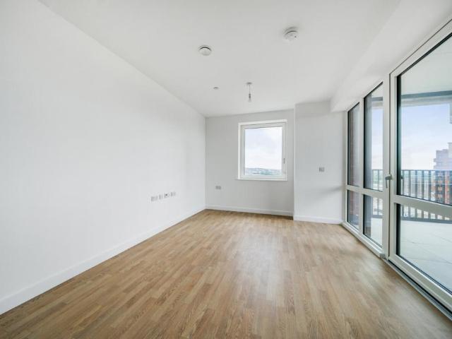 Apartment for rent in Roding Riverside, Greater London