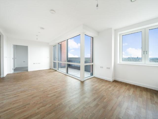 Apartment for rent in Roding Riverside, Greater London