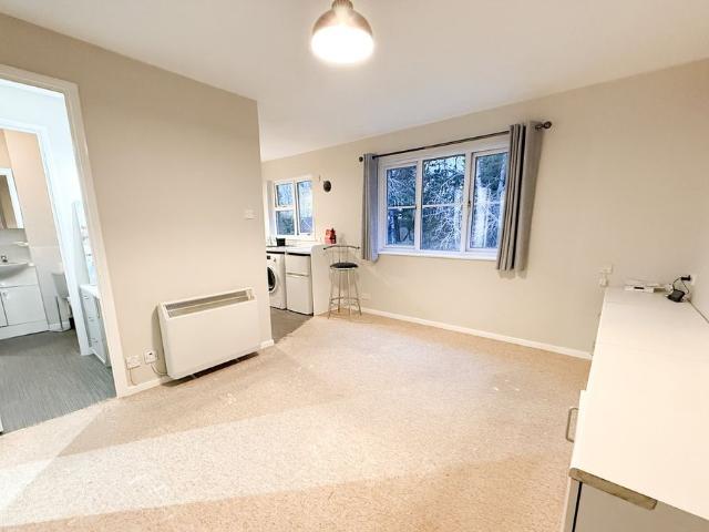 Studio for rent in Wrecclesham, Fole