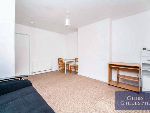 Apartment for rent in Cowley, Greater London
