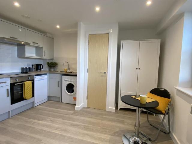 Studio for rent in The King's Mile, The Bridge