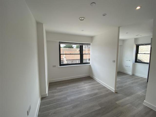 Studio for rent in The King's Mile, The Bridge