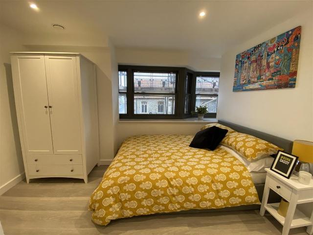 Studio for rent in The King's Mile, The Bridge