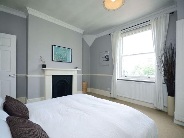 Apartment for rent in Poplar Grove, Greater London