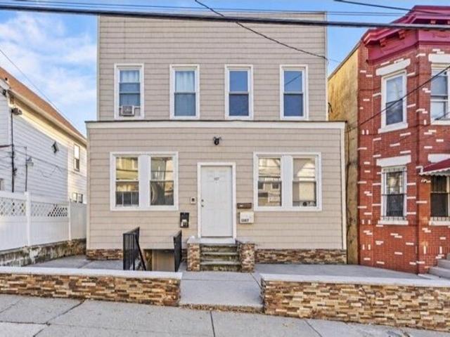 House for sale in New Durham, North Bergen
