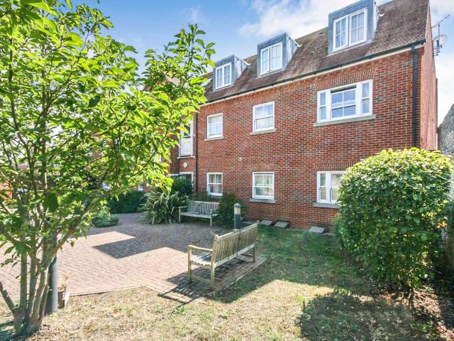 Apartment for rent in Littlecote, West Sussex