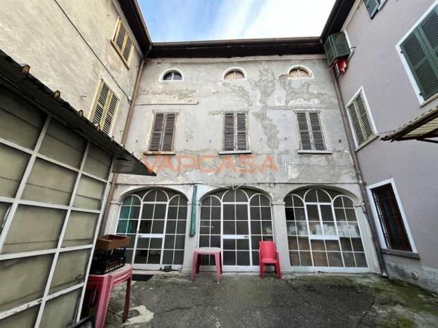 Palazzo in vendita a Romano Di Lombardia, Lombardia