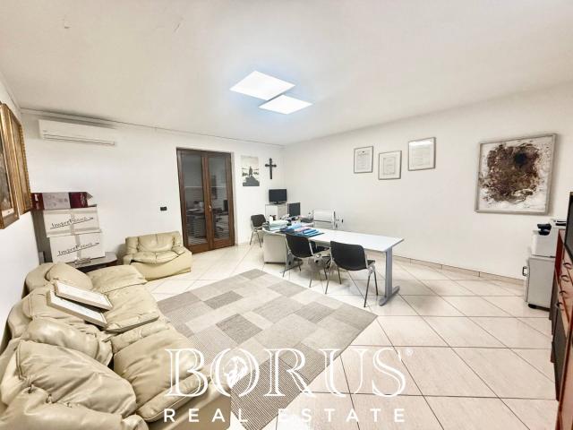 Palazzo in vendita a Casapesenna, Campania