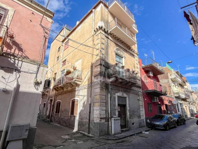 Palazzo in vendita a Centro storico, Catania