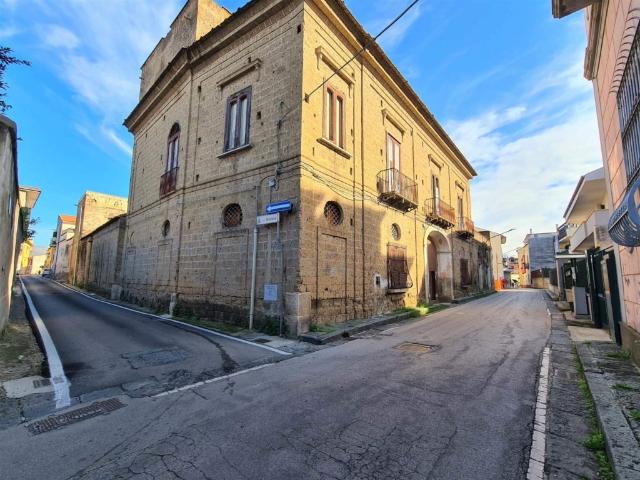 Palazzo in vendita a Macerata Campania, Campania