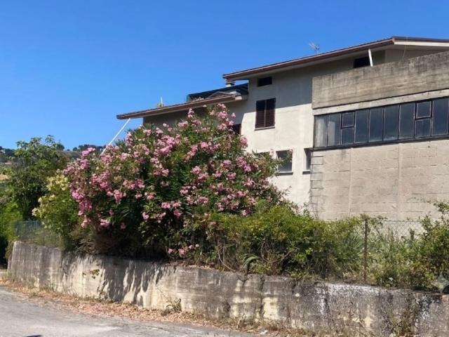 Palazzo in vendita a Ponterotto, Marche