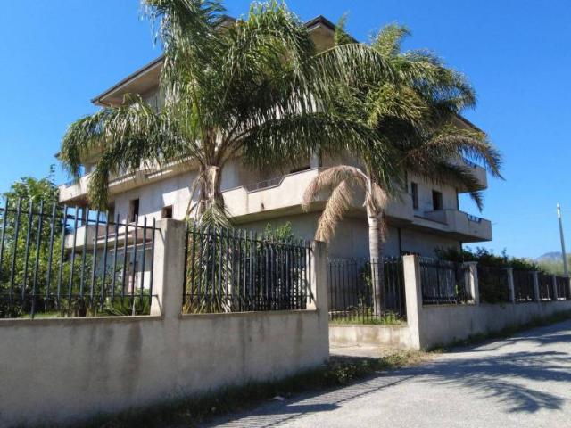 Palazzo in vendita a Siderno, Calabria