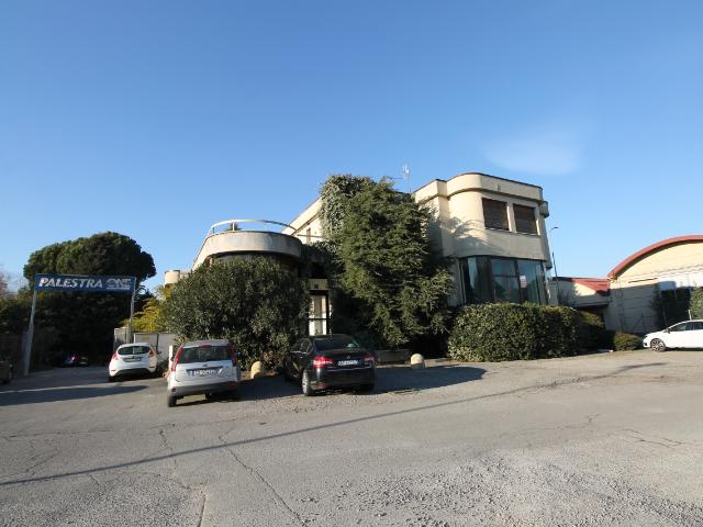 Palazzo in vendita a Carate Brianza, Lombardia