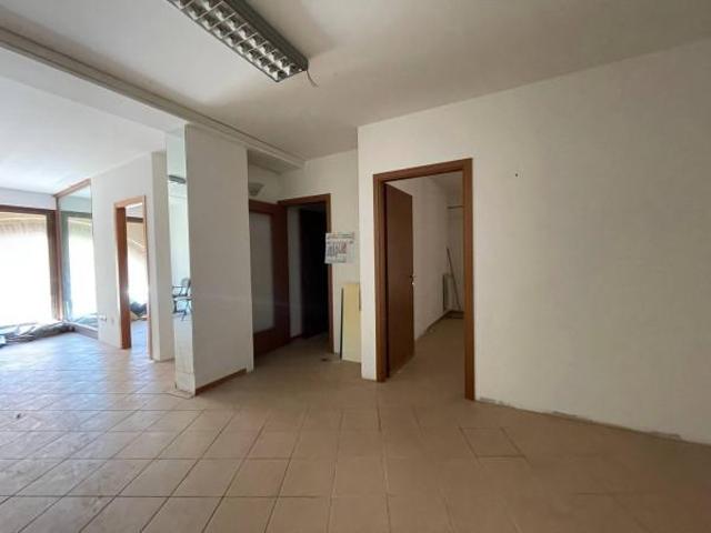 Ufficio in vendita a Centro, Marche